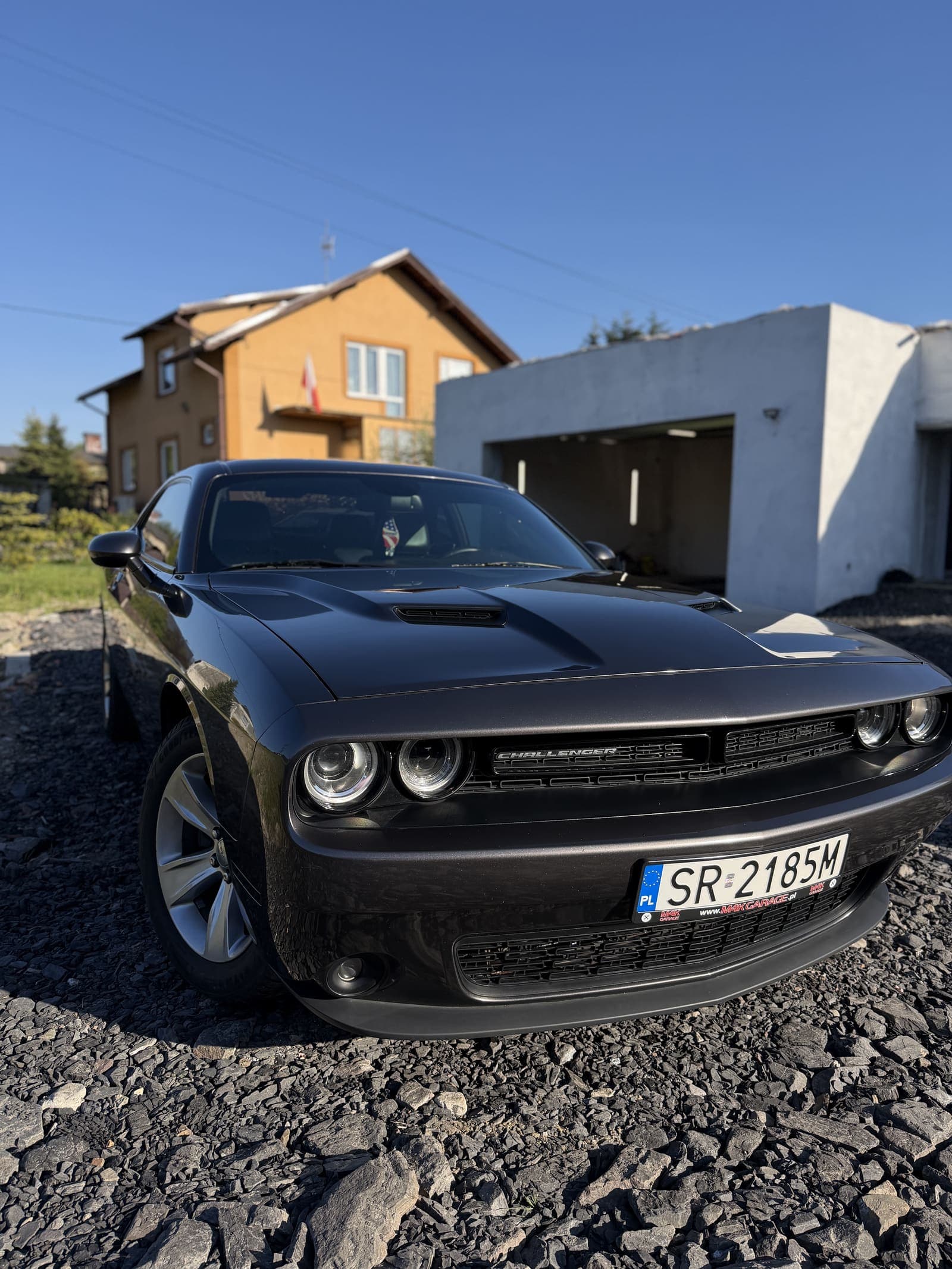 Grafitowy Dodge Challenger od przodu, z wlotami powietrza na masce