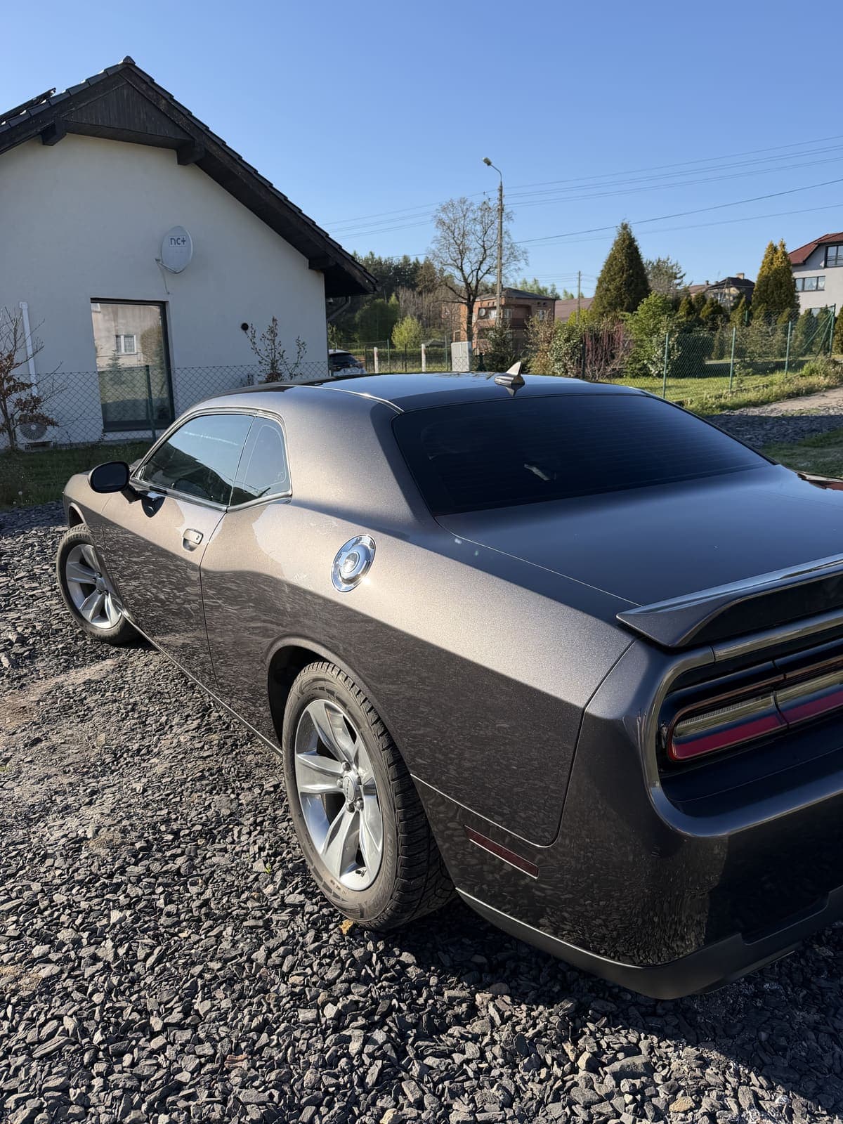 Ten sam Dodge Challenger od tyłu pod kątem 3/4, z widocznym spojlerem