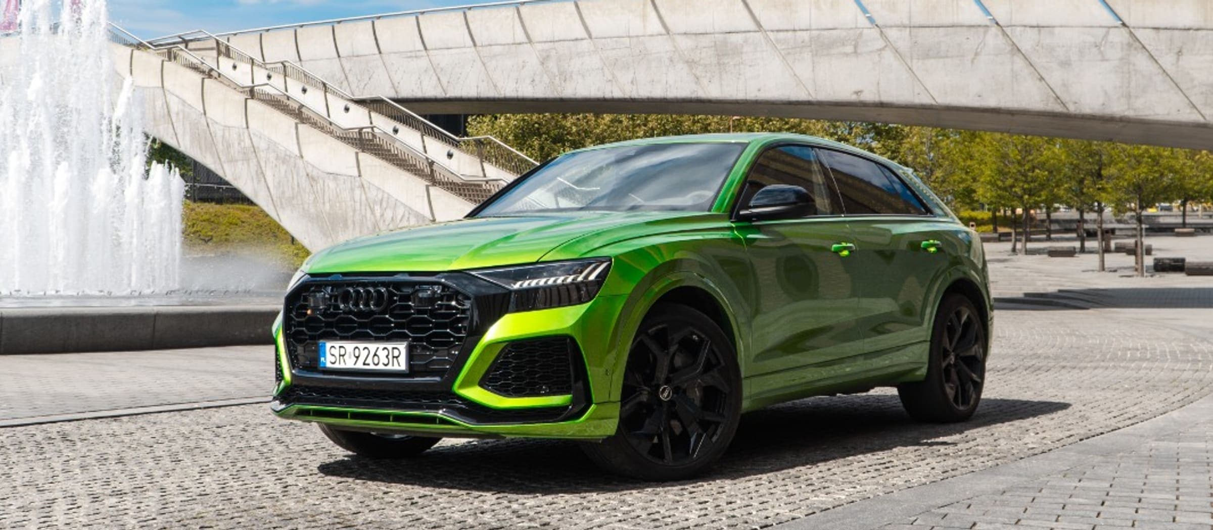 Audi RS Q8 pod kładką na tle fontanny, po myciu detailingowym w DD.CarSpa