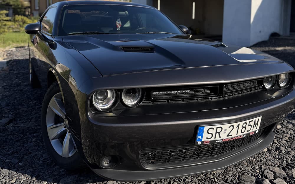 Grafitowy Dodge Challenger od przodu po myciu detailingowym w DD.CarSpa