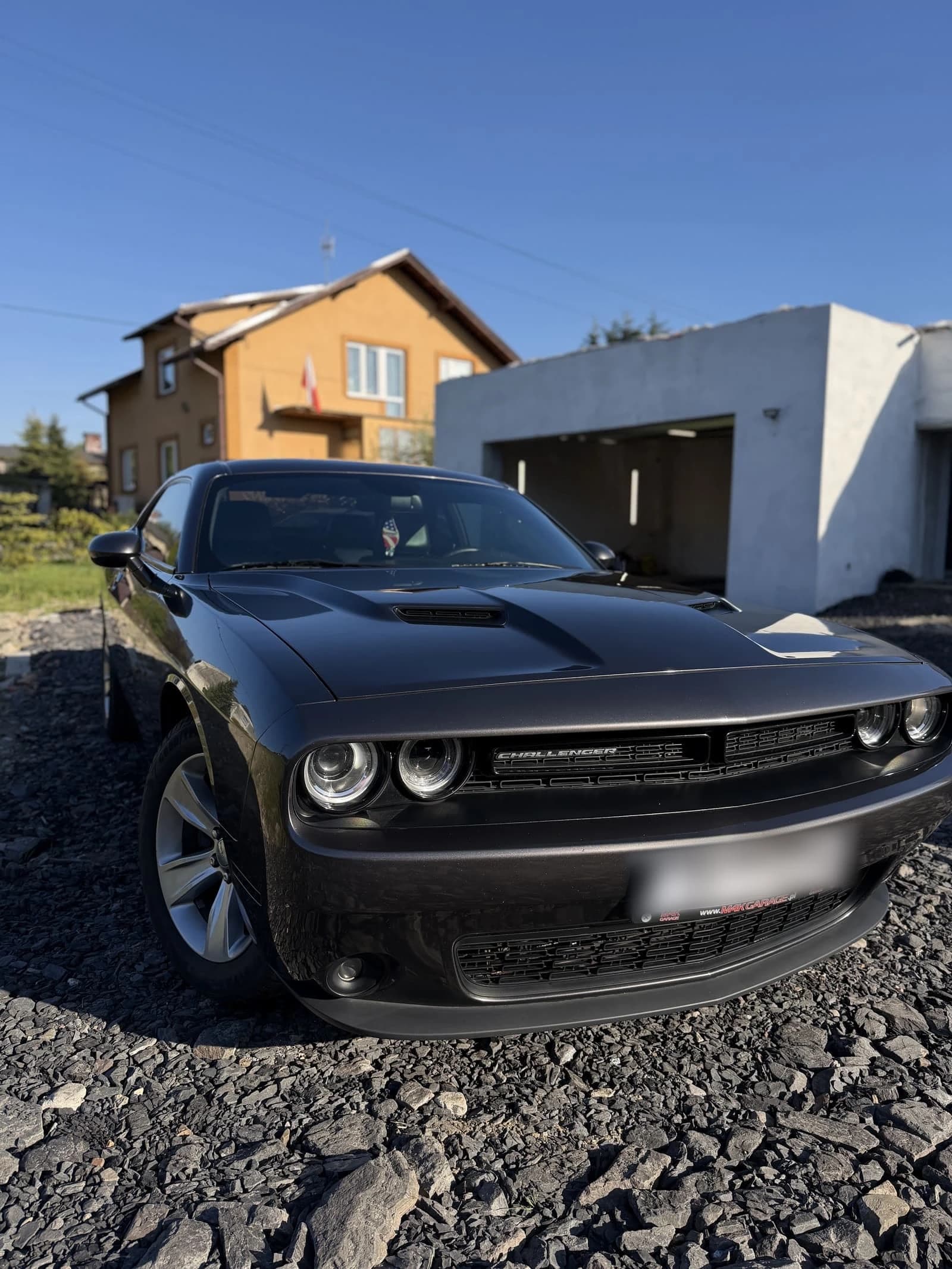 Grafitowy Dodge Challenger od przodu, z wlotami powietrza na masce