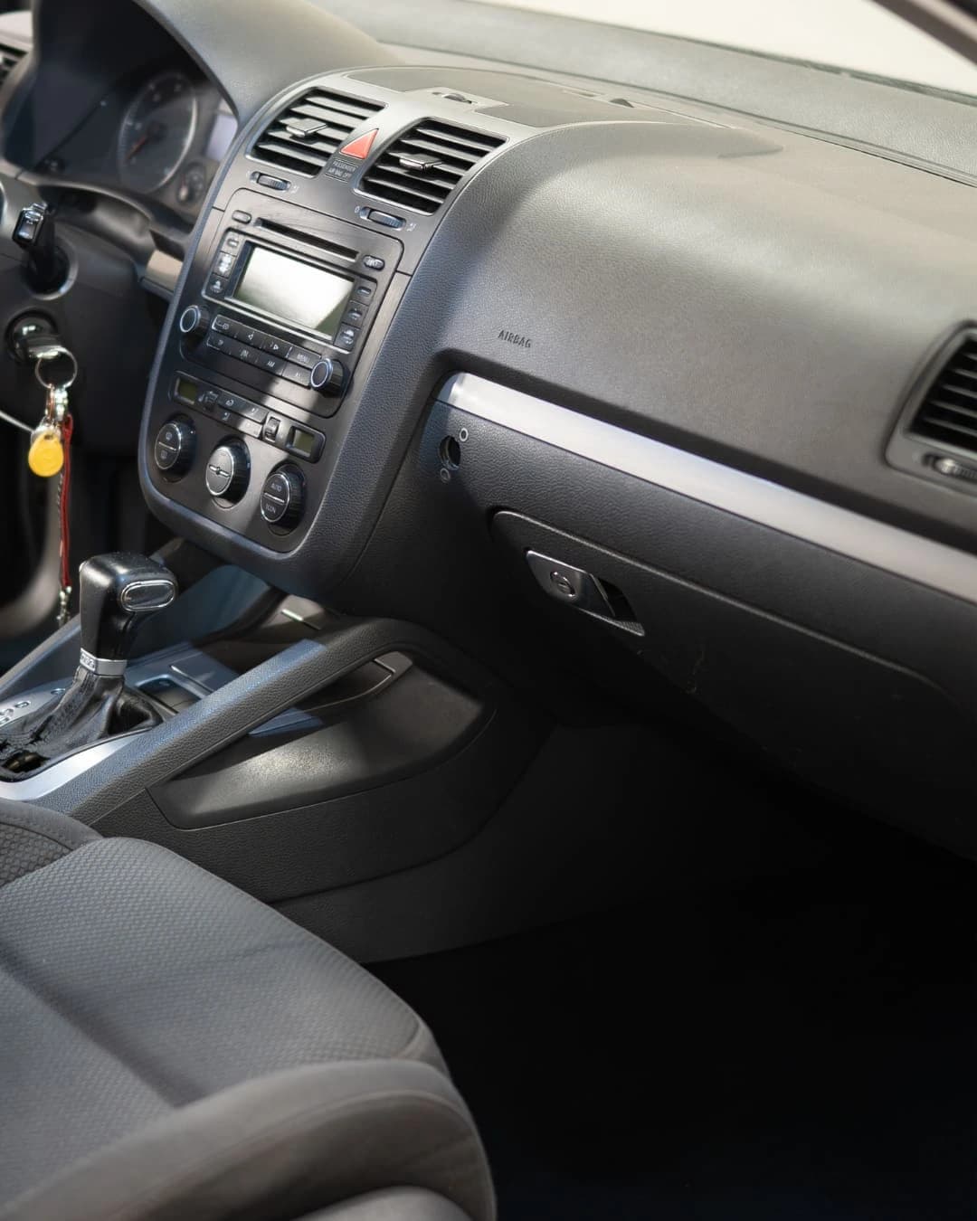 Deska rozdzielcza Volkswagena Golfa po czyszczeniu wnętrza